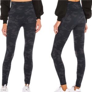 Spanx Look At Me Now Seamless Leggings- Black Camo Size Medium
